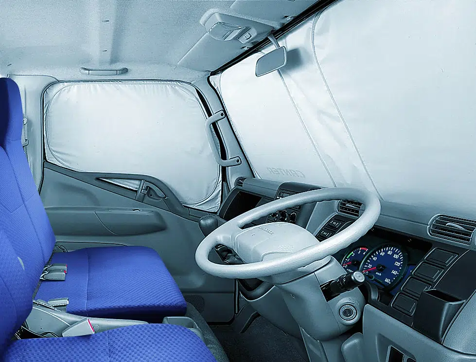 Osłony przeciwsłoneczne FUSO zapewniają optymalną ochronę kabiny przed nadmiernym nagrzaniem, na przykład gdy pojazd jest zaparkowany w słońcu.