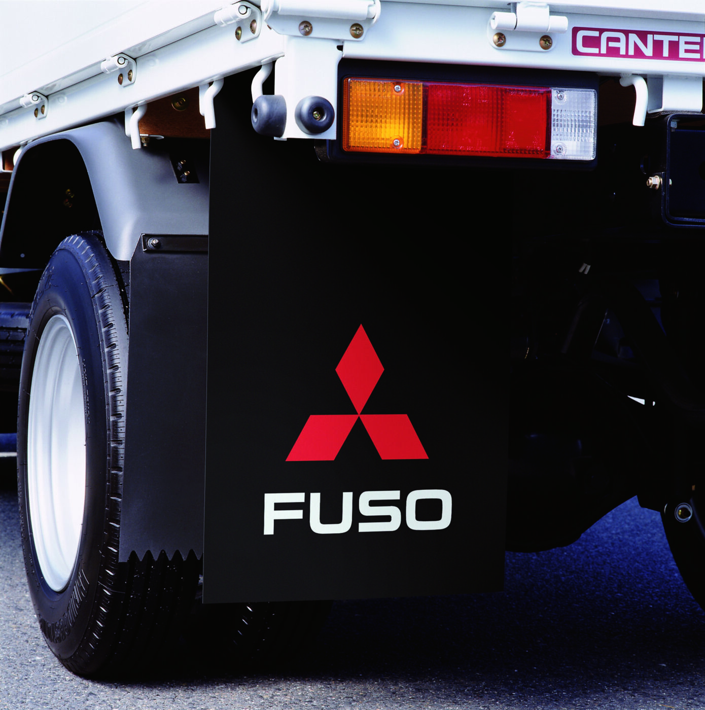Owiewki przeciwbłotne FUSO chronią pojazd, pasażerów, inne pojazdy i pieszych przed błotem i brudem wyrzucanym przez opony.
