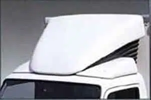 Spojler dachowy FUSO jest montowany na dachu kabiny i idealnie nadaje się do zabudowy typu furgon, ponieważ zmniejsza hałas wiatru podczas jazdy, a także obniża zużycie paliwa nawet o 5%.