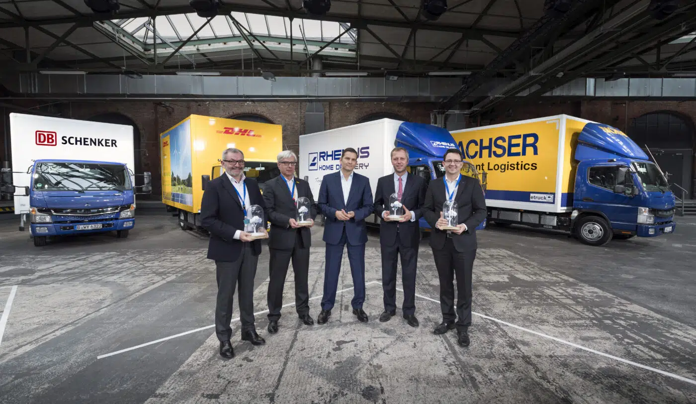 Pierwsze czysto elektrycznie napędzane FUSO eCanter z produkcji seryjnej, które trafiły na drogi Europy, są obecnie używane przez gigantów logistycznych DHL, DB Schenker, Rhenus i Dachser.