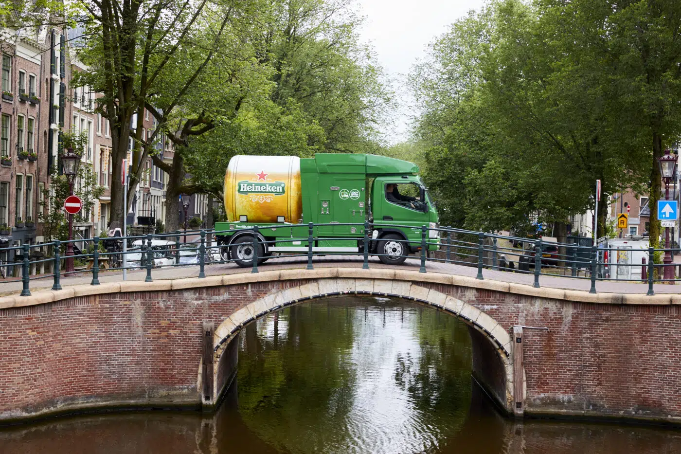 W pełni elektryczny FUSO eCanter ze specjalną zabudową cysterny dostarcza piwo Heineken w Amsterdamie bez emisji spalin i po cichu.