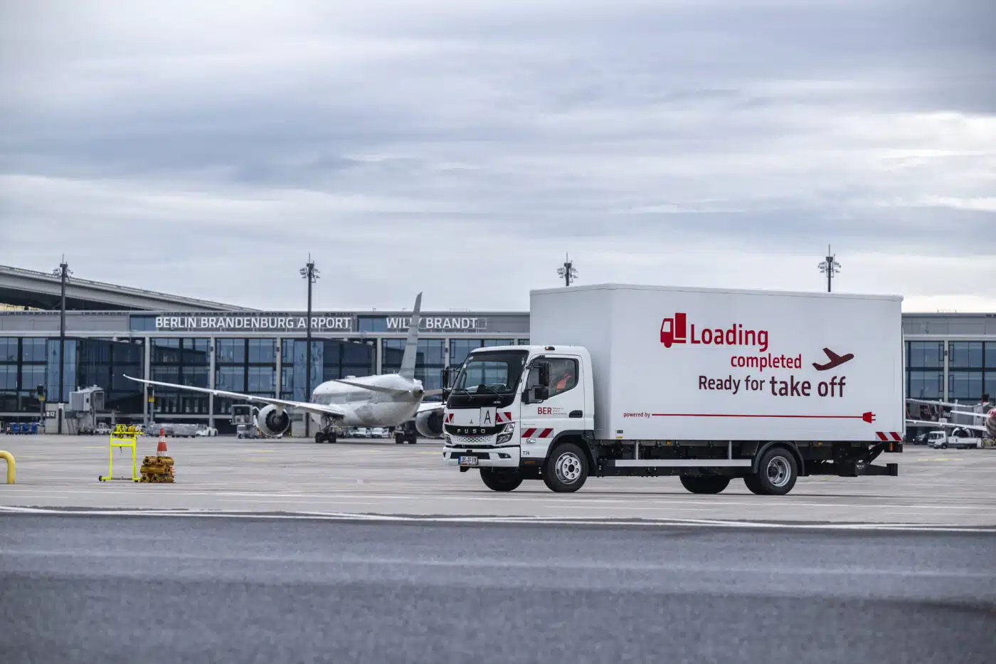 Od półtora roku firma Flughafen Berlin Brandenburg GmbH w ramach swojej strategii zrównoważonego rozwoju w zakresie wewnętrznej logistyki odpadów i utylizacji stawia na elektromobilność - jak się okazuje, jest to dokładnie odpowiednia praca dla FUSO eCanter 7C18e.